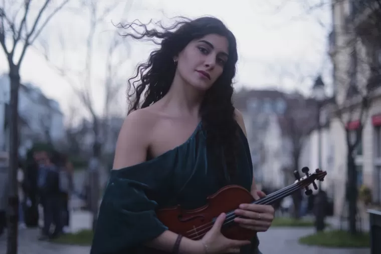 Picture of Layale Chaker holding a violin
